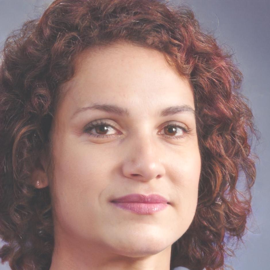 Professional headshot of Linh Nguyen, lead trading instructor